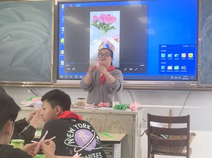 “指尖传情,感恩母爱”母亲节扭扭棒手工花劳动活动温情开展